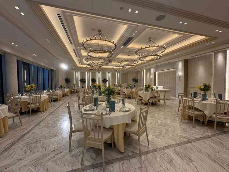 披露宴会場の写真。全体的に明るく、テラス入場も出来てイメージ通りで完璧だった。