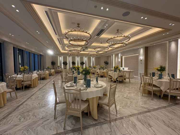 披露宴会場の写真。全体的に明るく、テラス入場も出来てイメージ通りで完璧だった。