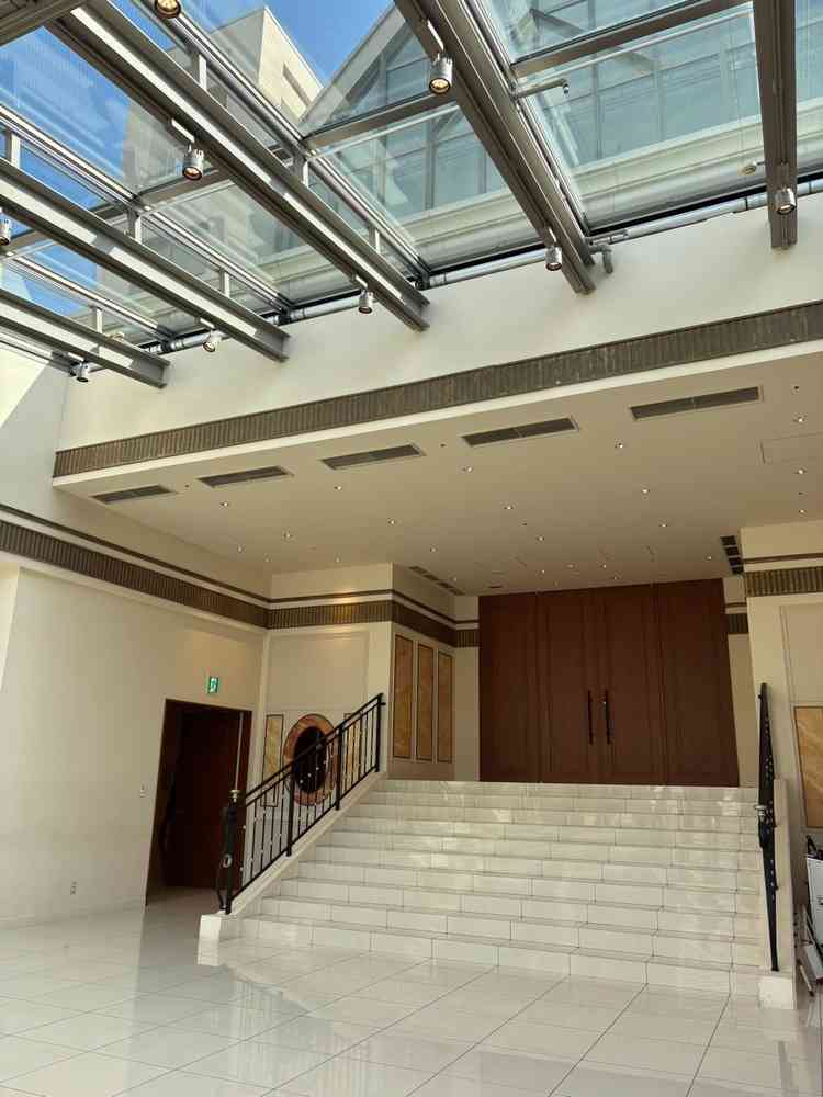 天気に左右されず、開放感のあるフラワーシャワーが可能です。