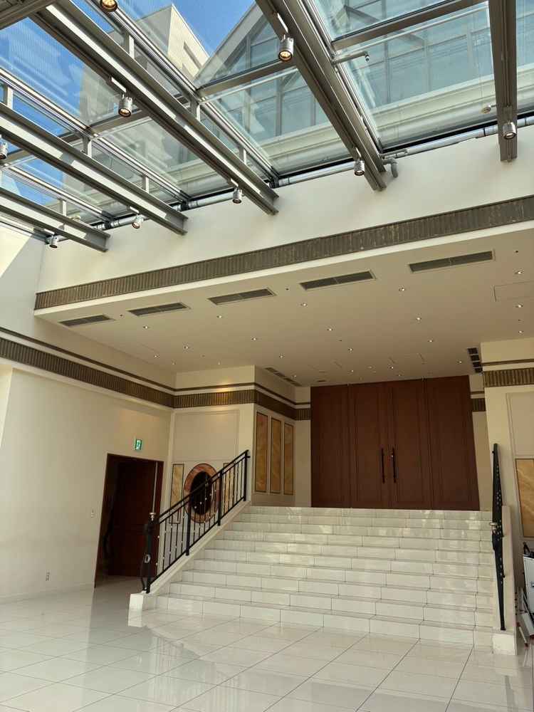 天気に左右されず、開放感のあるフラワーシャワーが可能です。