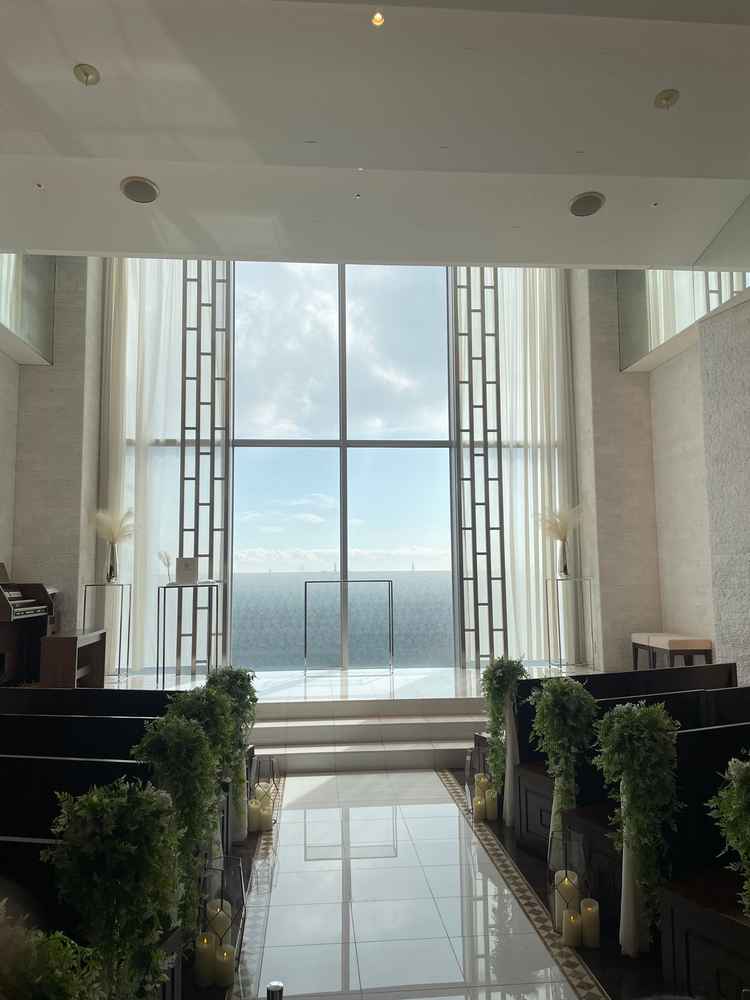 チャペルは自然光がたくさんはいり、大きさはそこまでひろくはないですが、アットホームな雰囲気でした。