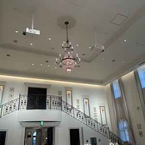 披露宴会場にある階段。左右どちらの階段からも入場が出来ます。