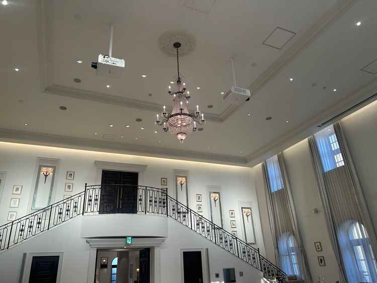 披露宴会場にある階段。左右どちらの階段からも入場が出来ます。