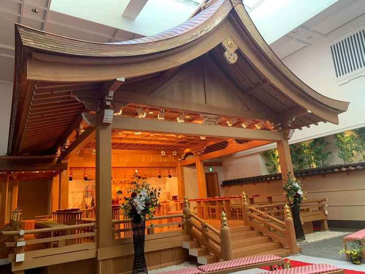吹き抜けの神前式の会場が素敵