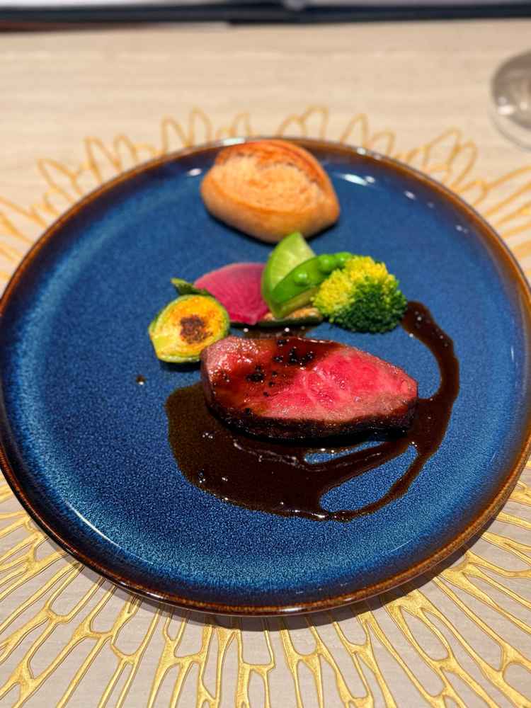 試食会のお料理。お肉がとても美味しかった。またこだわりというパンもすごく美味しかった。