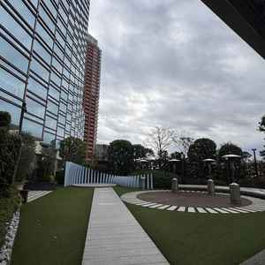 ビルが多い六本木とは思えないガーデン