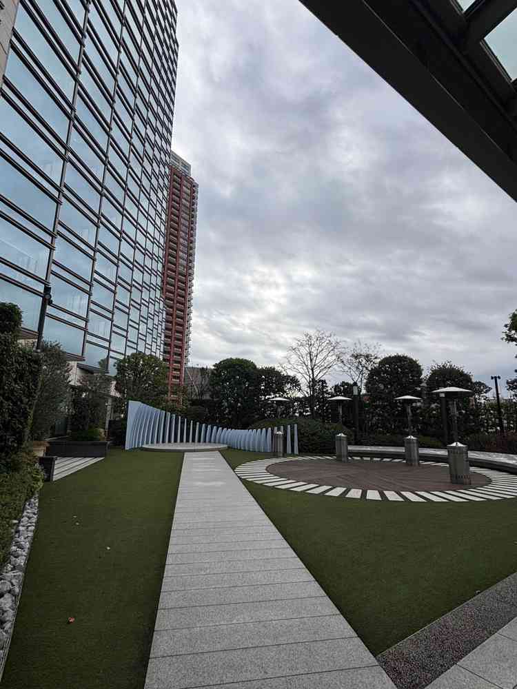 ビルが多い六本木とは思えないガーデン