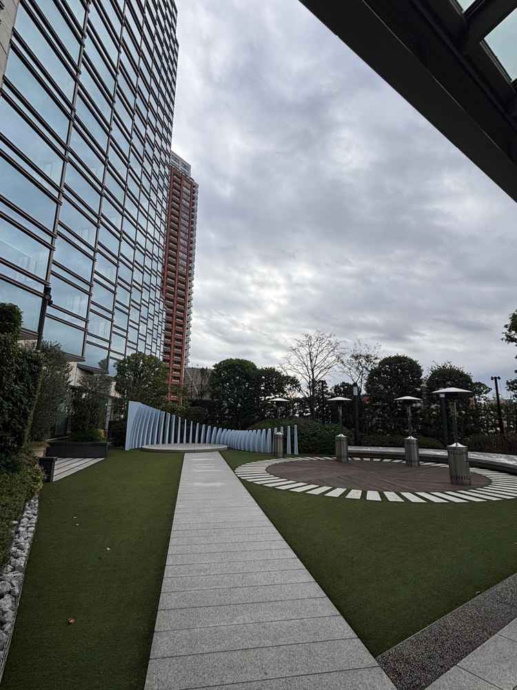 ビルが多い六本木とは思えないガーデン