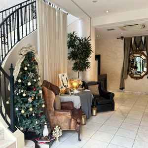 披露宴会場の受付も綺麗で広さがあり、螺旋階段に登っていく披露宴会場へのワクワク感がある。