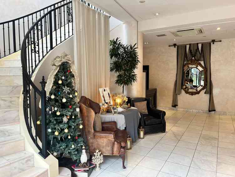 披露宴会場の受付も綺麗で広さがあり、螺旋階段に登っていく披露宴会場へのワクワク感がある。