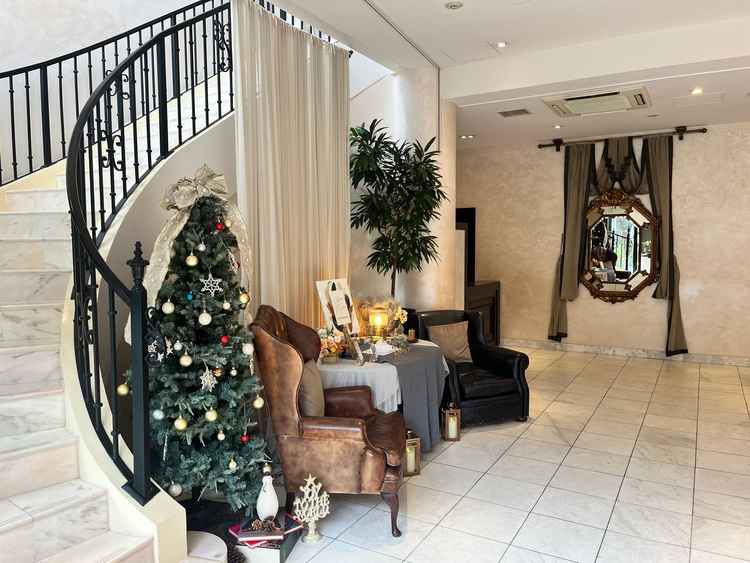 披露宴会場の受付も綺麗で広さがあり、螺旋階段に登っていく披露宴会場へのワクワク感がある。