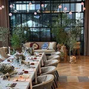 緑豊かなセットで、ソファにすることで新郎新婦もゆっくりと後から食事を楽しむことができる。