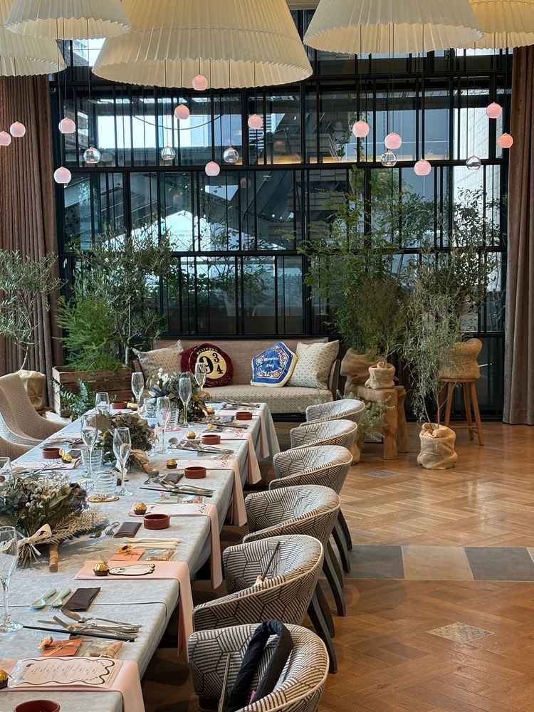 緑豊かなセットで、ソファにすることで新郎新婦もゆっくりと後から食事を楽しむことができる。