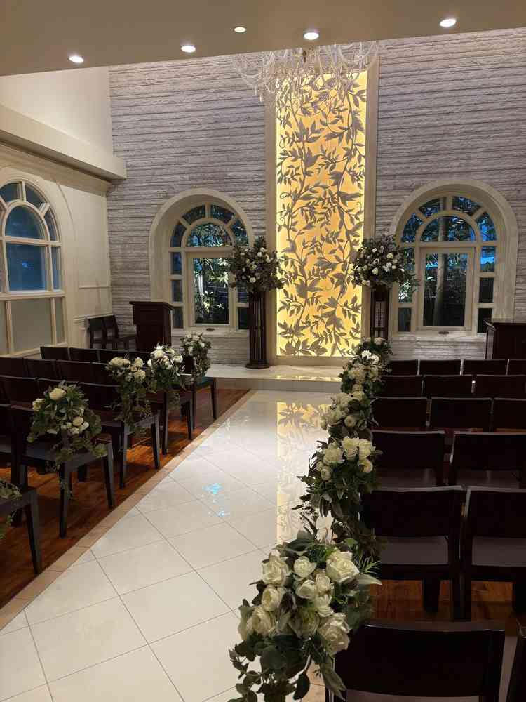 チャペルは吹き抜けで上から集合写真などを撮っていただくことも可能