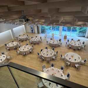 2階からの階段があり、披露宴会場自体もとても広々としたスペースで良いなと思った