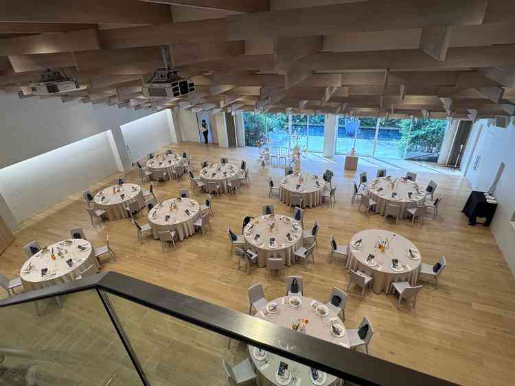 2階からの階段があり、披露宴会場自体もとても広々としたスペースで良いなと思った