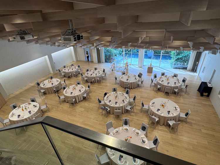 2階からの階段があり、披露宴会場自体もとても広々としたスペースで良いなと思った