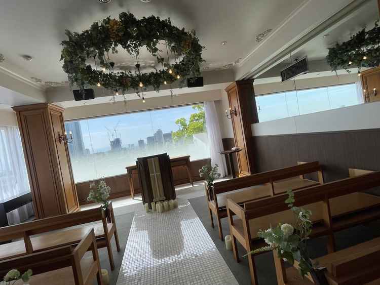室内チャペルです。床に絨毯を敷くこともできるようです。また、当日直前に中と外の変更ができるようです。