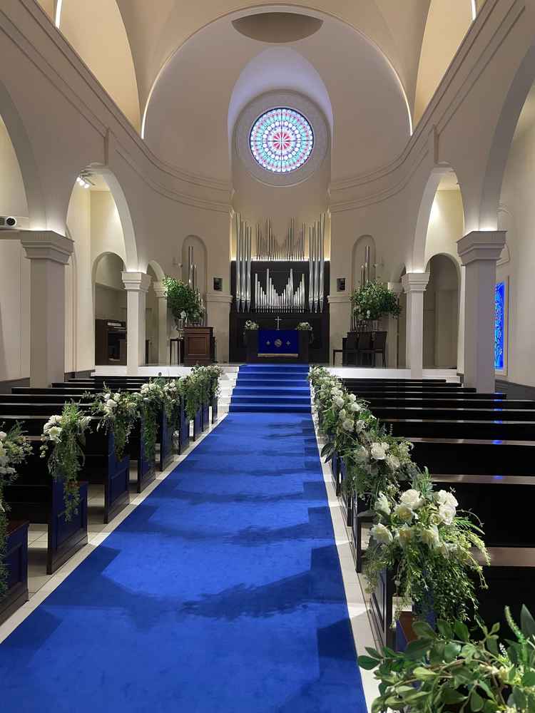 青色のバージンロードのチャペル