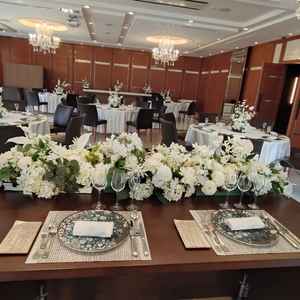 披露宴会場の新郎新婦席