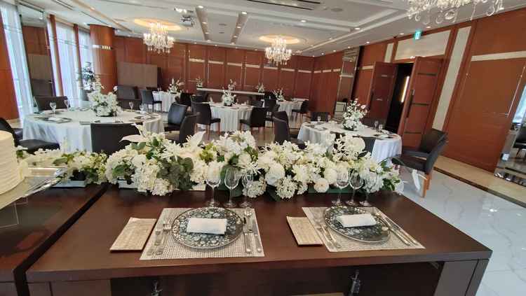 披露宴会場の新郎新婦席