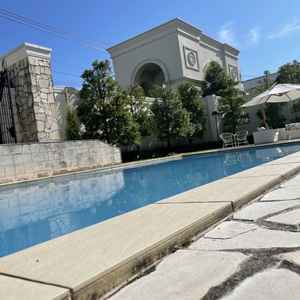 プール付きのガーデン。