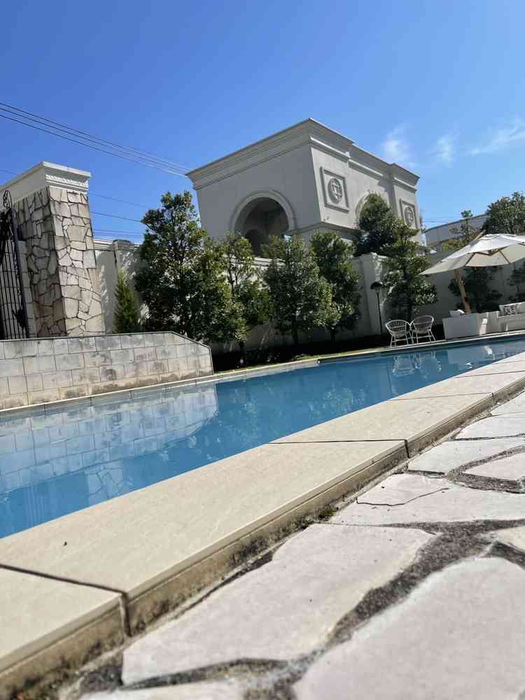 プール付きのガーデン。