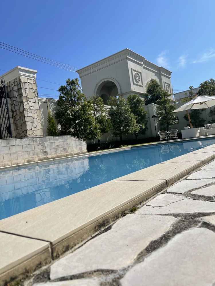 プール付きのガーデン。