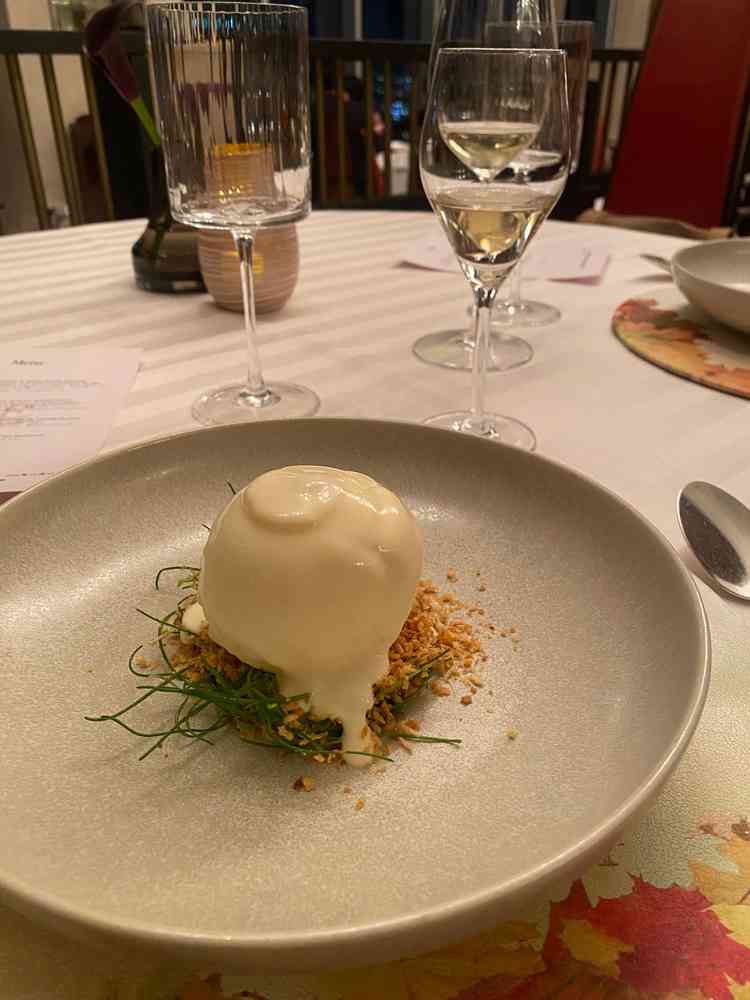 コース料理の試食。ミシュランでも星をとっているというほど、料理がお洒落で美味しい。