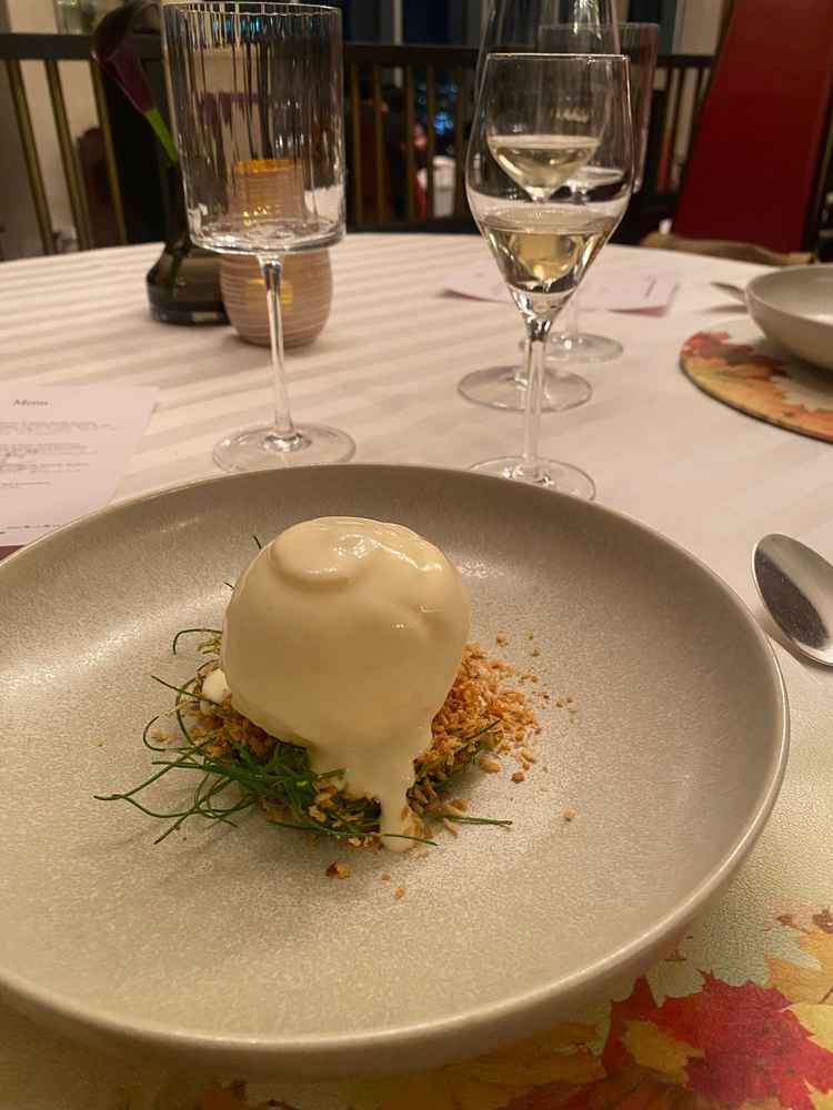 コース料理の試食。ミシュランでも星をとっているというほど、料理がお洒落で美味しい。