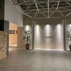 駐車場から入り口に向かうところです。駐車場も広く、車椅子専用の駐車場もあります。