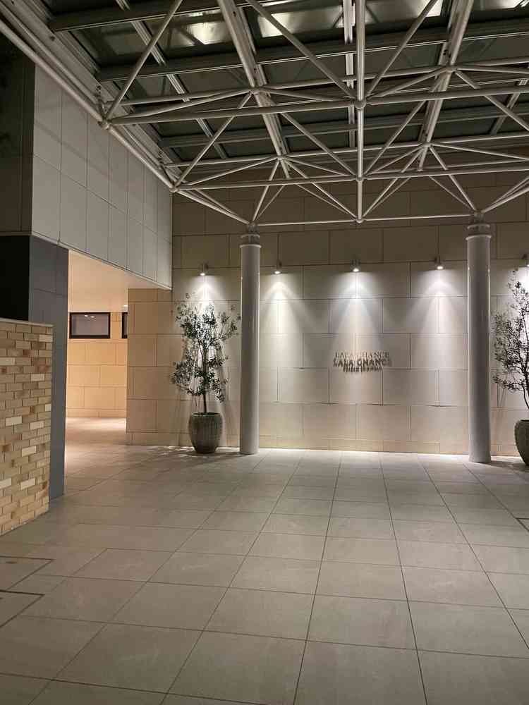 駐車場から入り口に向かうところです。駐車場も広く、車椅子専用の駐車場もあります。