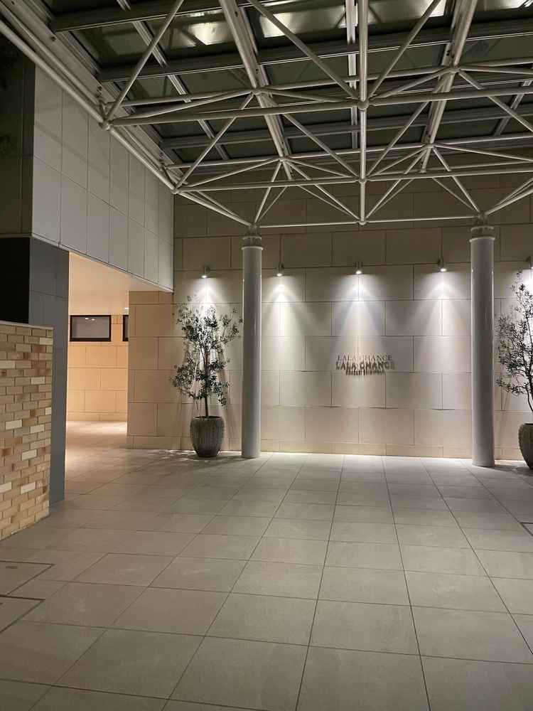 駐車場から入り口に向かうところです。駐車場も広く、車椅子専用の駐車場もあります。