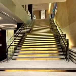 【披露宴へ続く階段✨】ライトアップが洗練されていてドレスが映えるフォトスポットです！