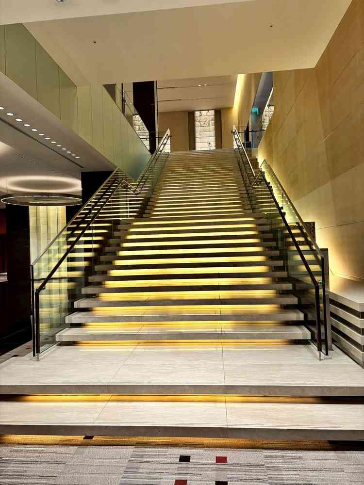 【披露宴へ続く階段✨】ライトアップが洗練されていてドレスが映えるフォトスポットです！