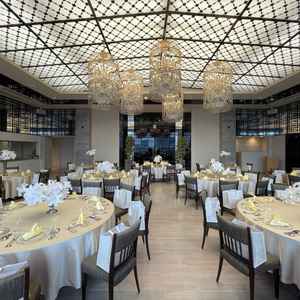 THE YARDの新郎新婦側からの景色。鳥かごをイメージしたシャンデリア含め、おしゃれな空間。