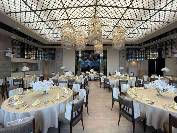 THE YARDの新郎新婦側からの景色。鳥かごをイメージしたシャンデリア含め、おしゃれな空間。