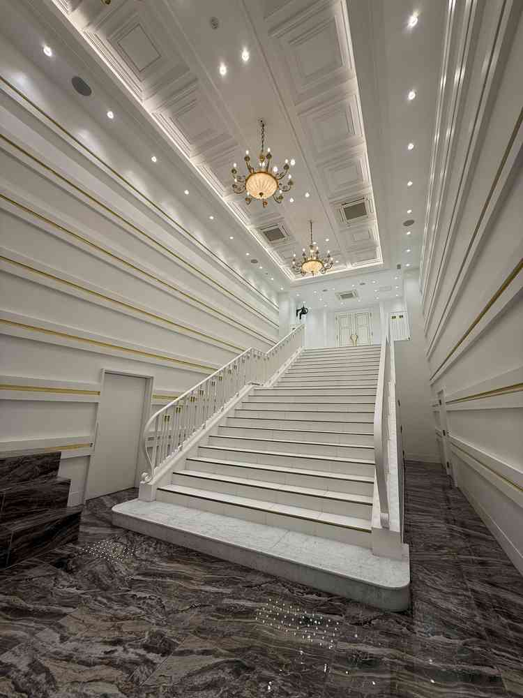 フラワーシャワーができる階段。正面は鏡になっており、階段を降りながらゲストの表情もしっかり見える