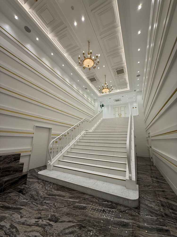 フラワーシャワーができる階段。正面は鏡になっており、階段を降りながらゲストの表情もしっかり見える