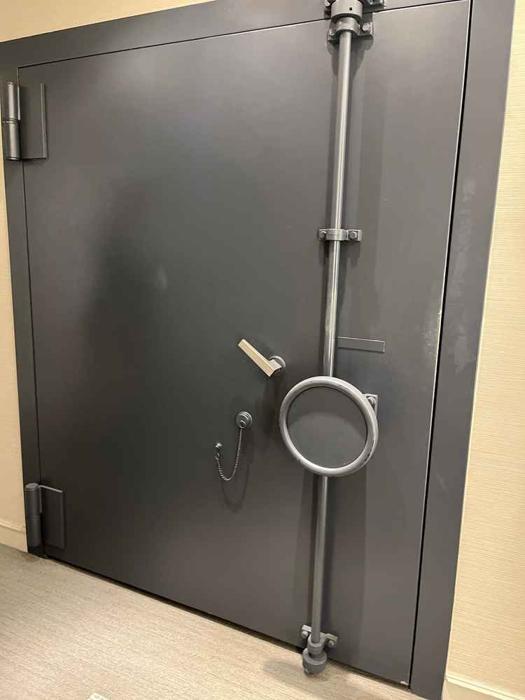 元銀行だった造りを感じる扉がよかったです。