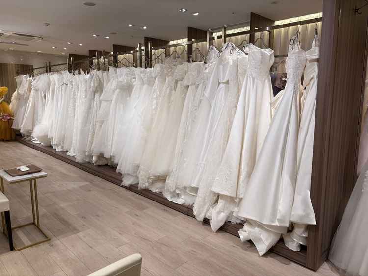 いろいろな形の種類のドレスがあり、見るだけでわくわくしました。