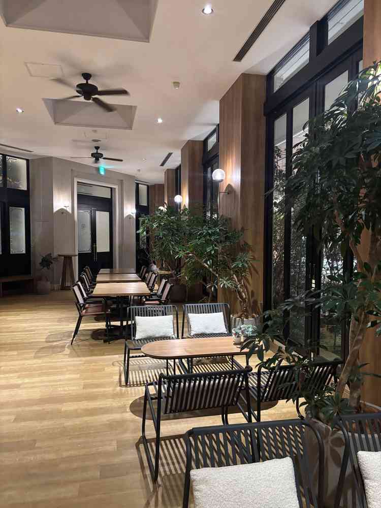 チャペルとガーデン横にあるゲストの為のカフェスペースはナチュラルな感じで素敵でした。