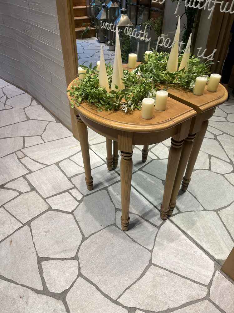 バージンロードを歩く前の扉のところに鏡があって、2人の姿が鏡でも見ることが出来て、かわいい場所でした