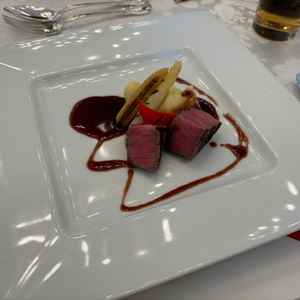 お料理とってもおいしかったです！コースはいろいろ組み合わせもできるのがいいと思いました。