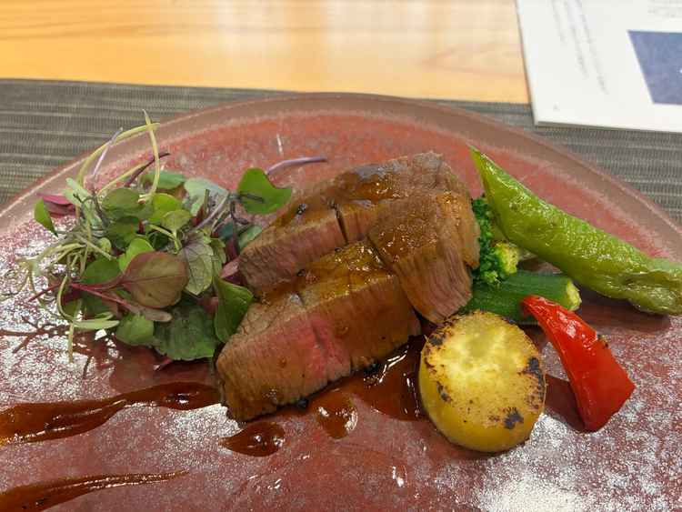 試食でいただいたお料理。お肉が柔らかく、非常においしかった。厨房が近く、暖かいお料理を食べられる。