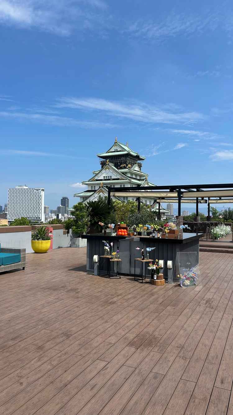 屋上からは大阪城が見える。だいぶ近く、迫力あって見える。