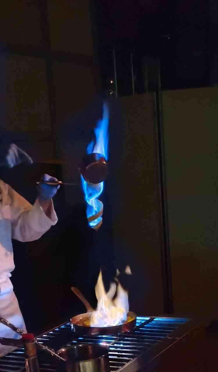 試食で、料理長がフランベを実演してくださいました。炎がキレイでした。