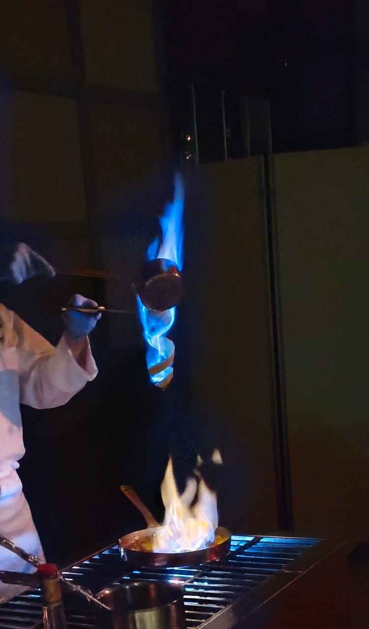 試食で、料理長がフランベを実演してくださいました。炎がキレイでした。