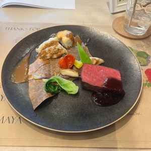 試食のメインのお料理。お肉とお魚が一緒にのっていて食べ応えがありました。赤ワインソースが美味しかった