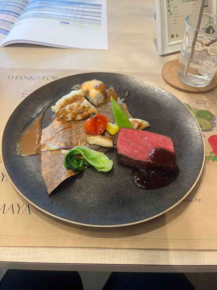 試食のメインのお料理。お肉とお魚が一緒にのっていて食べ応えがありました。赤ワインソースが美味しかった